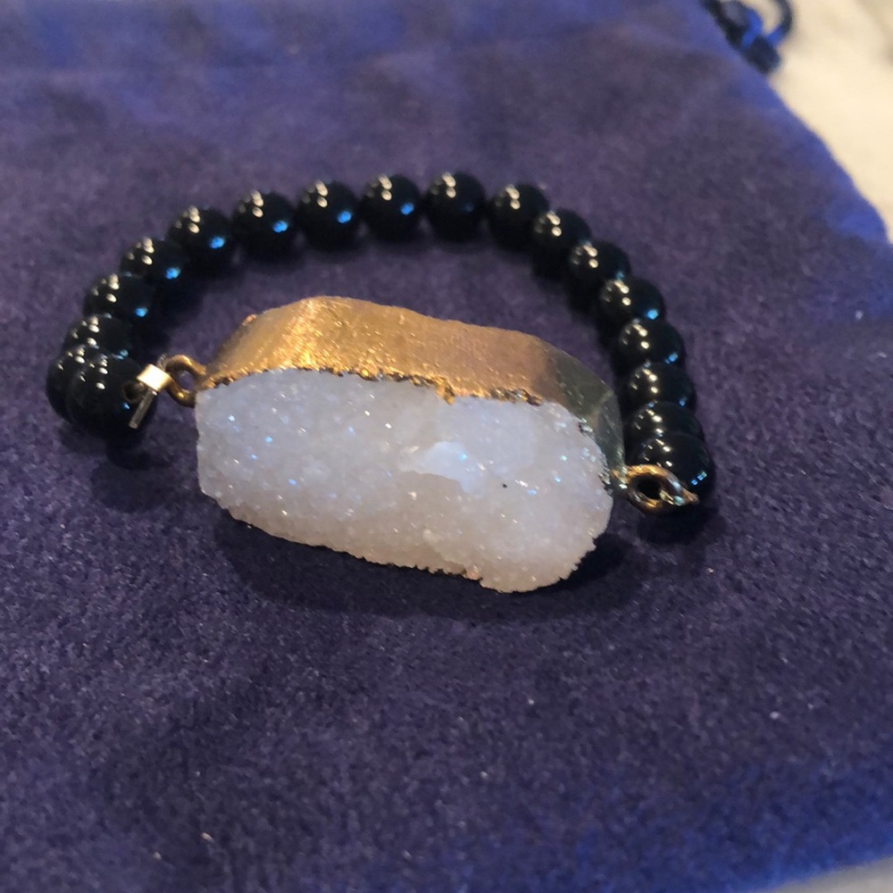 Black bead stretch bracelet with white stone